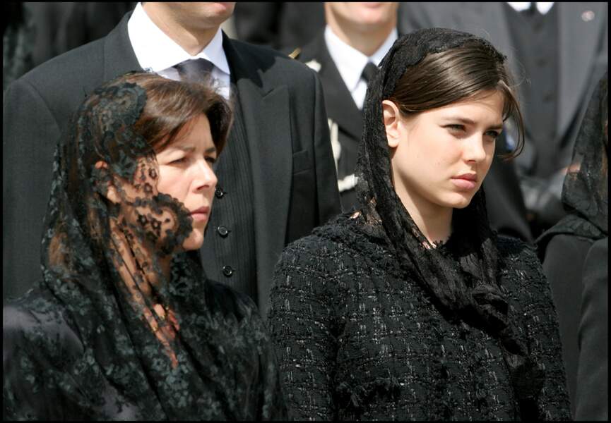 Les deux femmes sont soudées dans des moments difficiles, comme à l'occasion des obsèques du prince Rainier IIIà, à la cathédrale de Monaco, le 15 avril 2005.
