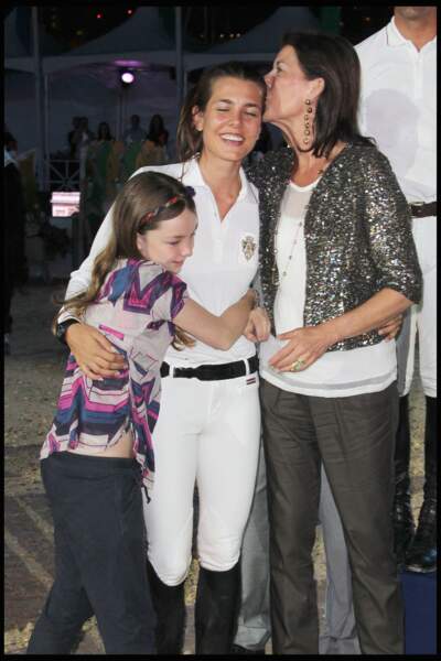 Très présente pour sa fille, Charlotte, Caroline de Monaco, ici très complice avec sa petite soeur Alexandra de Hanovre, se rend régulièrement aux compétitions équestres de sa fille, comme lors du 16ème international de Monaco, en 2010. 