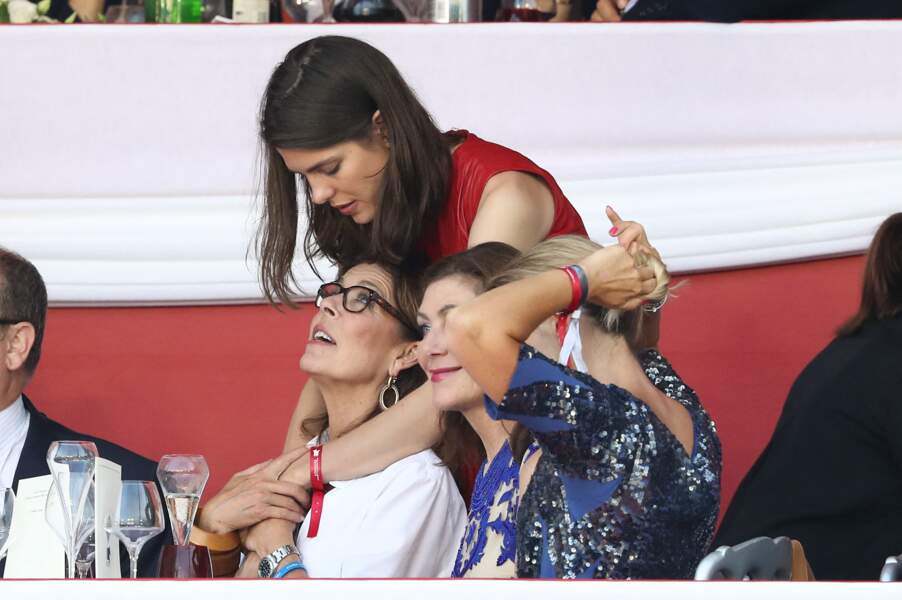 Caroline de Monaco et Charlotte Casiraghi n'hésitent pas à se montrer de l'affection en public, comme lors d'une compétition équestre à Monaco, en juin 2016. 