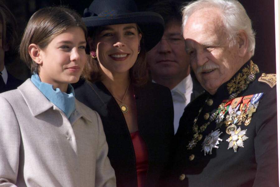 Proche de son grand-père, Rainier III, et de sa mère, Caroline de Monaco, Charlotte Casiraghi se montre très à l'aise au balcon du palais de Monaco, en novembre 1999. 