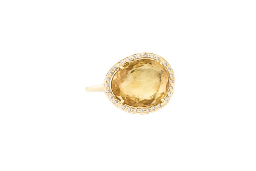 Bague en or jaune, Saphir et diamants, Celine Daoust, 1 995 €. 