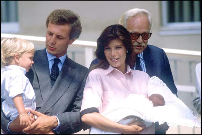 Caroline de Monaco est devenu maman pour la première fois à la suite de la naissance d'Andréa Casiraghi. Il a été suivi de Charlotte Casiraghi (ci-dessus peu de temps après sa naissance, dans les bras de sa mère, en août 1986) et Pierre Casiraghi 