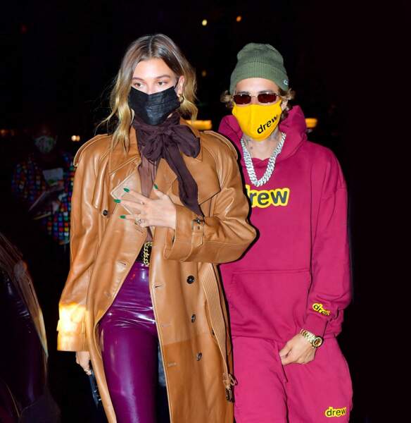 Hailey Baldwin Bieber et son mari Justin Bieber dans les rues de New-York, le 15 octobre 2020.