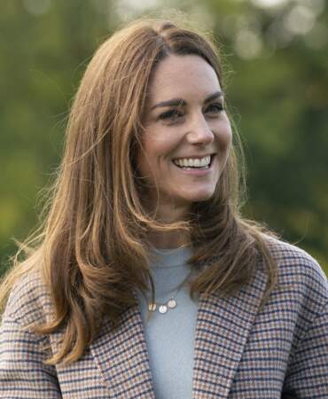 Kate Middleton, toujours parfaitement dans son rôle de future reine, porte un parfum typiquement anglais, doux et frais : Orange Blossom de Jo Malone.