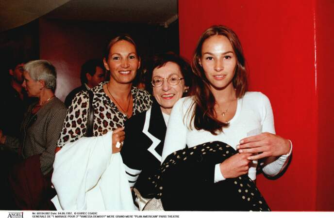 Vanessa Demouy, sa grand-mère et sa mère Catherine Demouy à la générale de la pièce 1 mariage pour 3, à Paris en 1997