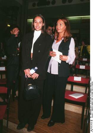 Vanessa Demouy, ci-dessus avec sa mère Catherine Demouy au défilé de mode Christian Dior en 1996