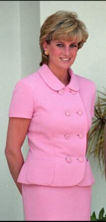 Diana, divorcée du prince Charles, change de parfum mais reste fidèle aux jus français avec 24 Faubourg d'Hermès.