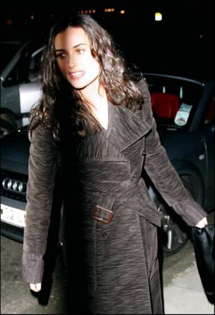 En 2004, Demi Moore assiste à une soirée du Centre de la Kabbale, à Londres, dans laquelle beaucoup de stars hollywoodiennes s'enrôlent dans les années 2000. 