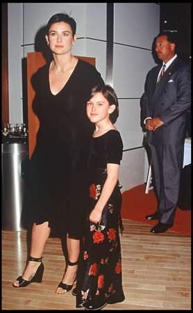 Quelques mois plus tard, en 1997, c'est avec une coupe courte qu'elle pose au côté de sa fille, Rumer Willis, à Los Angeles.
