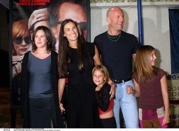 Bien que divorcée de Bruce Willis, Demi Moore apparaît resplendissante avec son ex-mari et ses trois filles, sur le tapis rouge, en 2001. 