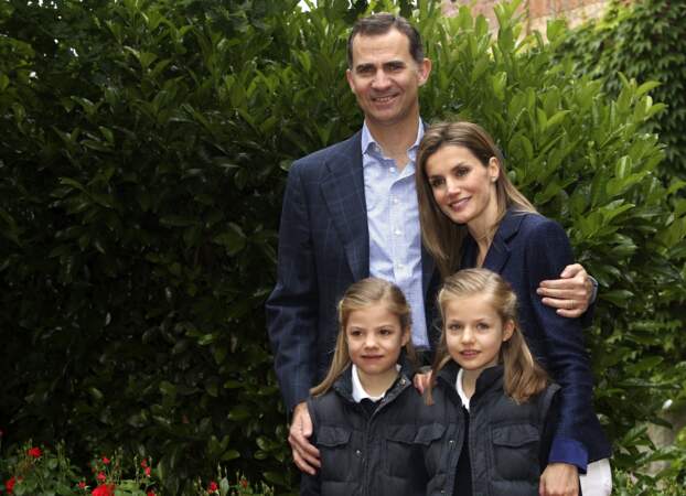 Le prince Felipe, la princesse Letizia et leurs filles les princesses Leonor et Sofia d'Espagne posent à Madrid, le 22 mai 2014 le jour du 10ème anniversaire de mariage du couple princier