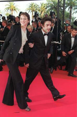 Charlotte Gainsbourg et Yvan Attal montent les marches de Cannes lors du 54e Festival en 2001