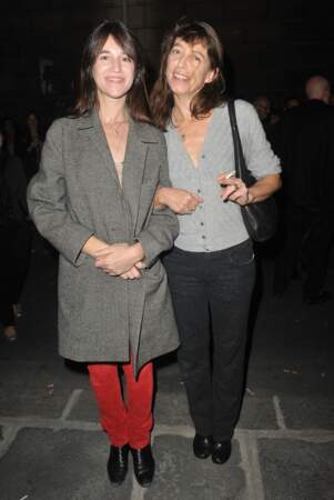 Charlotte Gainsbourg et sa soeur Kate Barry en septembre 2013 pour l'exposition de cette dernière, Point of View