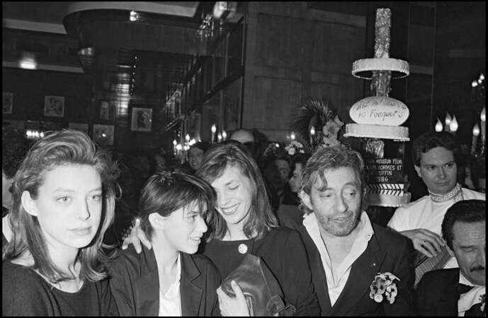 Jane Birkin, Serge Gainsbourg, Kate Barry et Charlotte Gainsbourg en 1986.