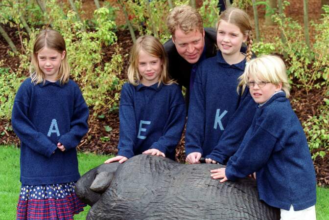 Le comte Charles Spencer avec ses enfants (Lady Amelia, Lady Kitty, Lady Eliza et Louis Spencer) à Hyde Park le 30 juin 2000