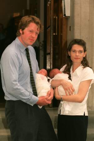 Le comte Charles Spencer, sa première femme, Victoria Aitken, Lady Amelia et Lady Eliza Spencer à l'hôpital londonien St Mary's le 20 juillet 1992