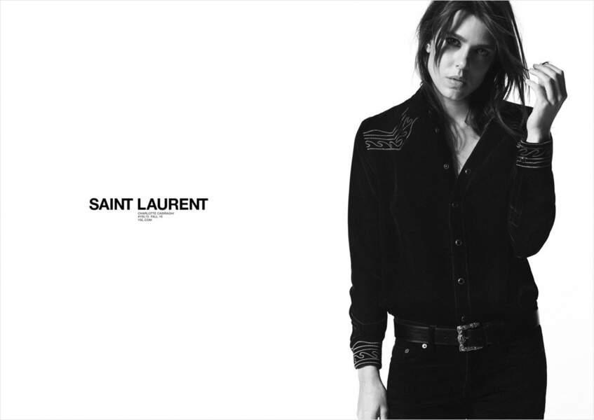 Proche du couturier Anthony Vaccarello, Charlotte Casiraghi avait précédemment incarné la campagne de prêt-à-porter automne-hiver 2018-2019 de la maison Saint Laurent.