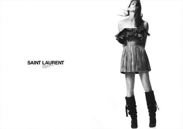 C'est une Charlotte Casiraghi un peu plus rock qui prenait la pose pour Saint Laurent. La fille de Caroline de Monaco entretient également des liens privilégiés avec les maisons Gucci et Montblanc.