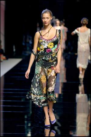 Toujours en 2005, Beatrice Borromeo avait également fait la joie des photographes couvrant les fashion weeks milanaises, en défilant pour la collection de prêt-à-porter printemps-été 2005 de la maison Blumarine.