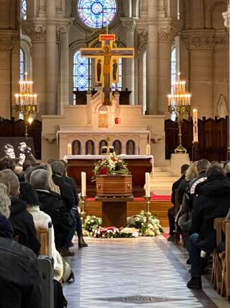 L'intérieur de l'église Notre Dame de La Croix, où trônait le cercueil du photographe Richard Aujard, dont les obsèques ont été célébrées ce vendredi 12 février.