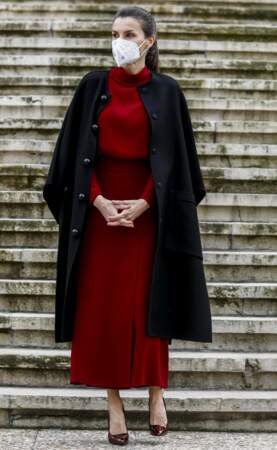 Ce 16 février, la reine Letizia d'Espagne a fait une sortie remarquée à Madrid. Vêtue d'une robe rouge Massimo Dutti et d'un manteau cape noir, l'épouse de Felipe VI s'est rendue au centre Acción Cultural Española (AC/E), à Madrid. 