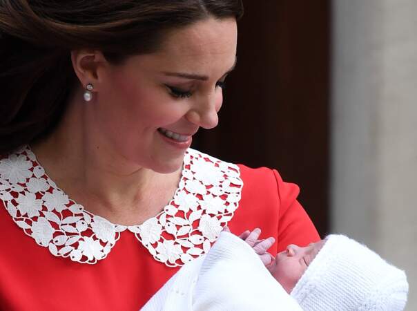 Kate Middleton quitte Le Lindo Wing à l'hôpital St Mary après la naissance de son troisième enfant, le prince Louis, le 23 avril 2018. 