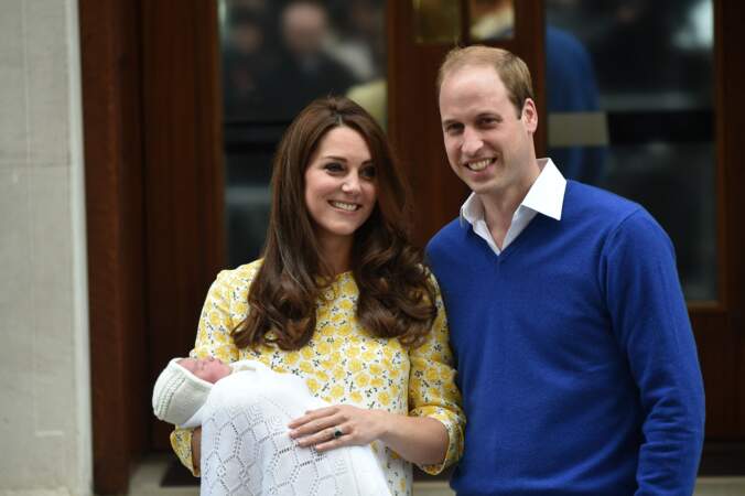 Kate Middleton et le prince William présentent leur fille, la princesse Charlotte devant l'hôpital St Mary de Londres le 2 mai 2015.