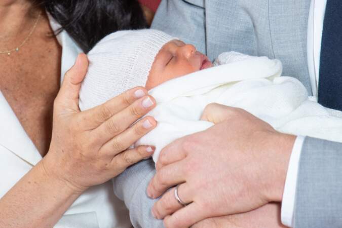 Le prince Harry et Meghan Markle  présentent leur fils Archie dans  le hall St George du château de Windsor le 8 mai 2019. 