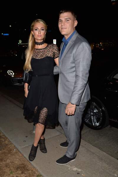 Paris Hilton et Chris Zylka à la sortie de la soirée d'inauguration de la "Maddox Gallery" à Los Angeles, le 11 octobre 2018.