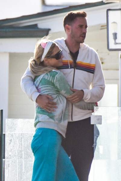 Paris Hilton et son compagnon, Carter Reum se promènent sur une plage de Malibu, le 23 mai 2020.