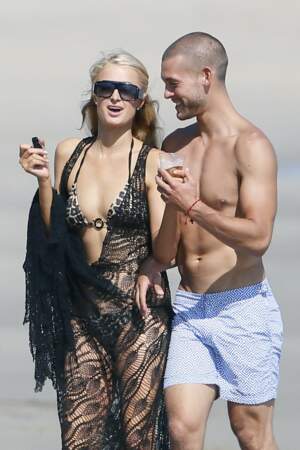 Paris Hilton et Josh Upshaw, sur la plage de Malibu, le 26 juillet 2014.