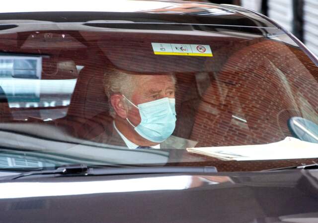 La première visite du prince Charles à son père à l'hôpital