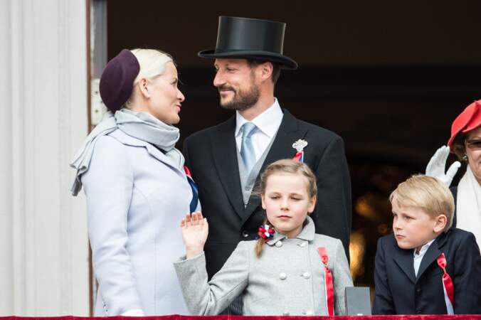 Le Prince Haakon, la Princesse Mette Marit et leurs enfants le 17 mai 2013