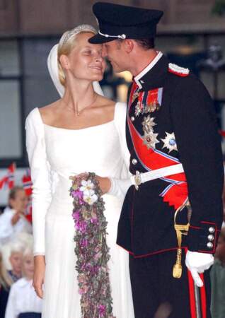 Le prince Haakon et Mette Marit de Norvège le jour de leur mariage, le 25 août 2001, à Oslo