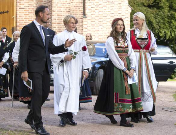 Le prince Haakon de Norvège, la princesse Mette-Marit et leur fille à la confirmation du prince Sverre Magnus à Asker Kirke le 5 septembre 2020.
