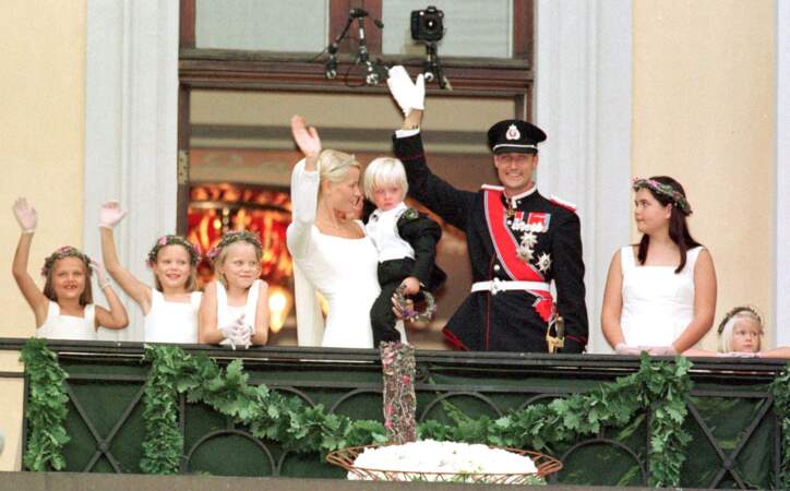 Le prince Haakon, Mette marit de Norvège et son fils, Marius, le 25 août 2011 à Oslo