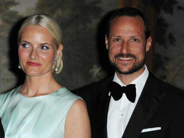 Haakon de Norvège et son épouse, Mette Marit à un dîner en l'honneur du prince Charles d'Angleterre le 20 mars 2012