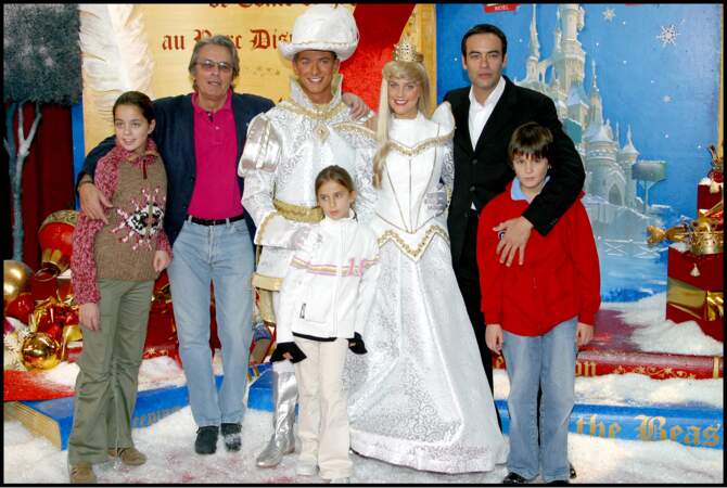 Alain Delon avec ses enfants : Anthony, Fabien Anouchka et sa petite fille Loup pour célébrer Noël à DisneyLand Paris le 9 novembre 2003 