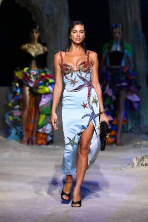 Cette robe portée par le top model Irina Shayk est ré-interprétation d'un modèle de 1992,  défilé Versace collection Printemps-Eté 2021 lors de la fashion week à Milan. 
