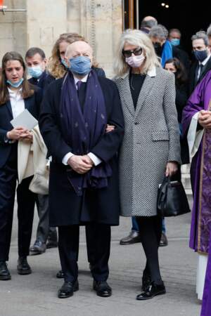 Jacques Toubon et sa belle-fille Sophie Leclerc, solennels et masqués, aux obsèques de Lise Toubon en l'église Notre-Dame-des-Champs à Paris.