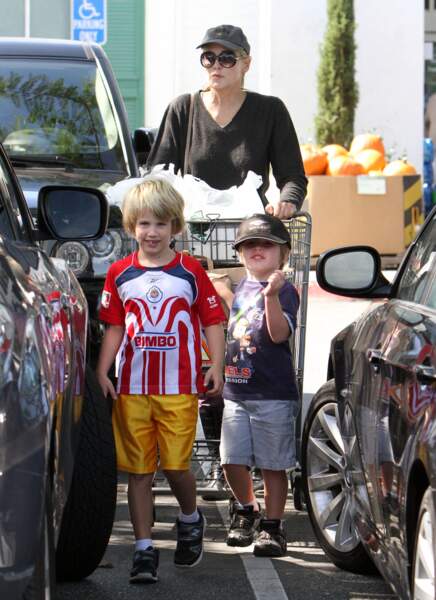 Sharon Stone fait les courses avec ses fils 