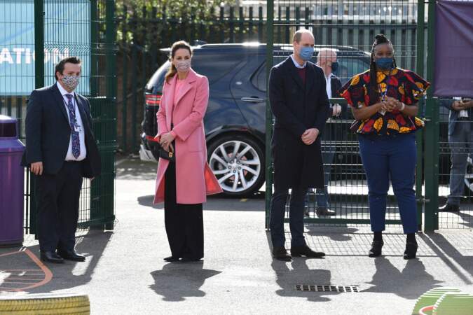 Le duc et la duchesse de Cambridge munis d'un masque en pleine visite 