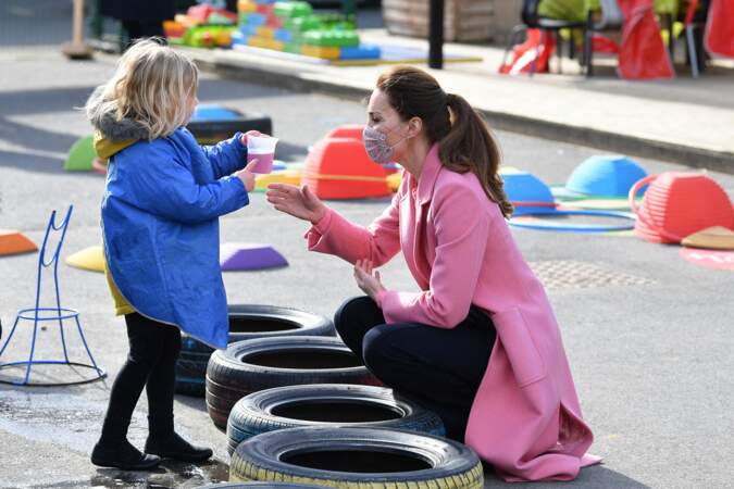 Kate Middleton en compagnie d'une petite fille 