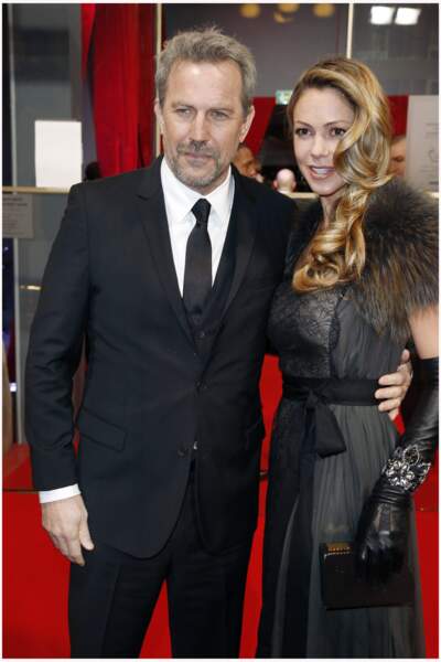 Kevin Costner et sa femme Christine Baumgartner lors de la 38e cérémonie des César, en février 2013