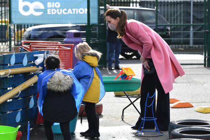 Kate Middleton joue avec des enfants 