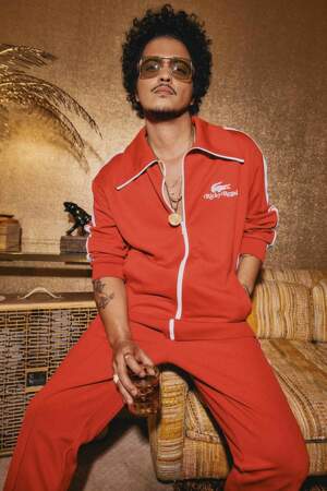 Le chanteur Bruno Mars pose pour la nouvelle campagne de Lacoste inspirée par les années 70's