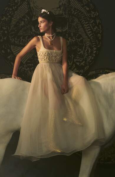 Chez Dior, la robe de mariée est vaporeuse et transparente