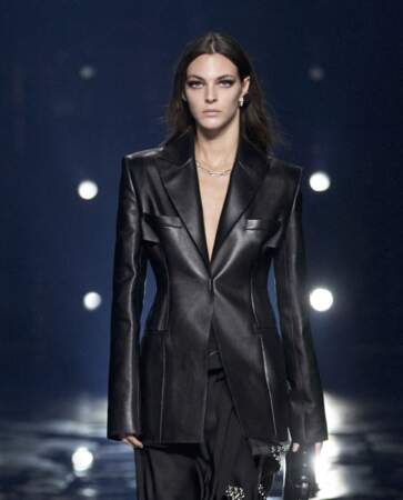 le regard ourlé de noir chez Givenchy lors du défilé Automne Hiver 2021-2022.