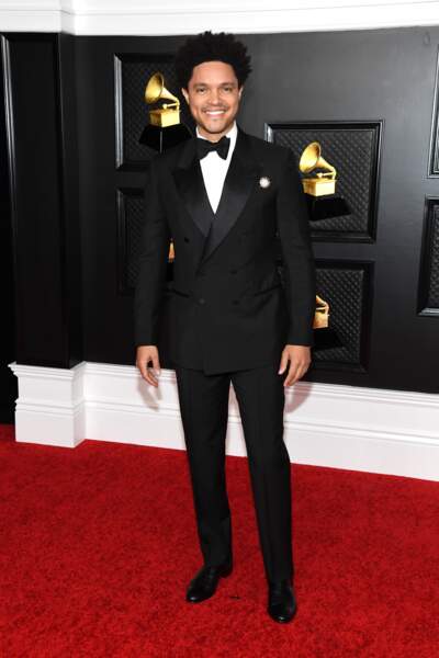 L'élégant hôte de la cérémonie Trevor Noah portait un smoking Gucci diy moto sur le tapis rouge des Grammy Awards