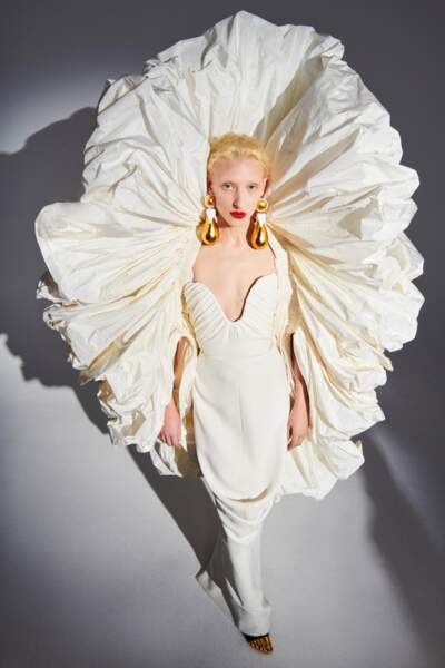 La robe bustier Schiaparelli en crêpe de soie blanche à décolleté plongeant avec détail drapé et une étole aérée en taffetas de soie cumulus de Noah Cyrus aux Grammy Award